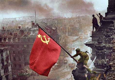 World War II Soviet Flag, Soviet Union Flag, Che Guevara Art, Berlin 1945, Iconic Wallpaper, Soviet Art, Karl Marx, Propaganda Posters, Red Army