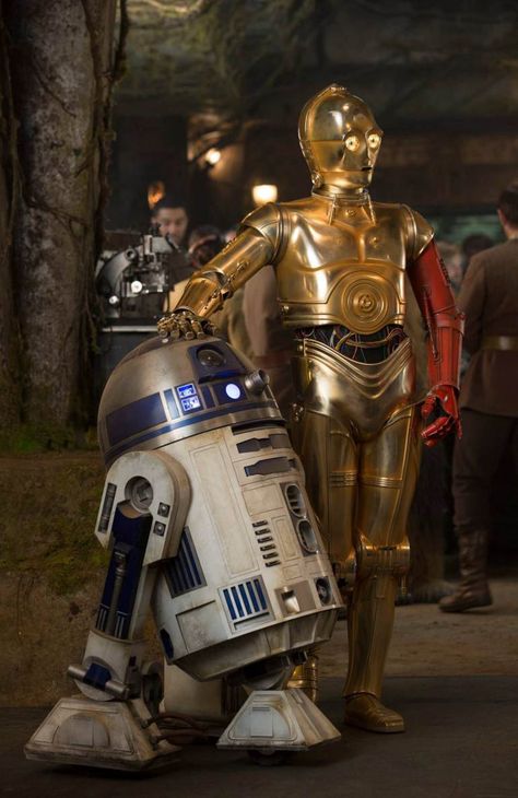 J.J.Abrams, Lawrence Kasdan and Michael Arndt Reveal New Secrets about The Force Awakens! C3po And R2d2, Star Wars Vii, Star Wars 7, Photo Star, Star Wars Droids, Episode Vii, Star Wars The Force Awakens, The Force Awakens, Mark Hamill