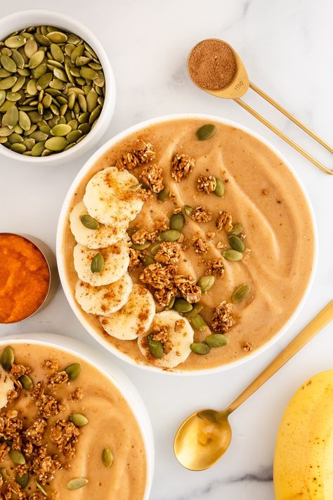 Pumpkin Smoothie Bowl Pumpkin Smoothie Bowl, Pumpkin Spice Smoothie Bowl, Healthy Pumpkin Smoothie, Pumpkin Smoothie Healthy, Flaxseed Smoothie, Smoothie Bowl Toppings, Fall Smoothies, Gluten Free Pumpkin Recipes, Starbucks Pumpkin Bread