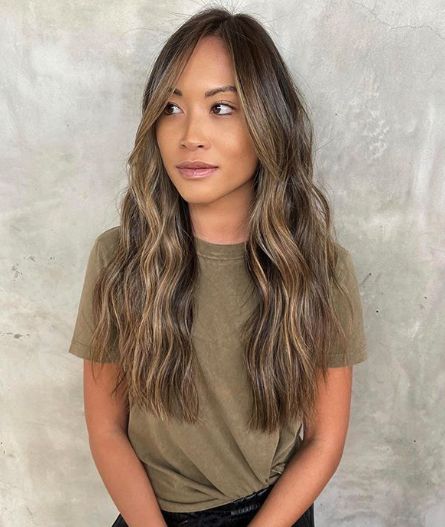 Hey Brunettes, Twilighting Is the New Way To Add Ultra-Flattering, Low-Maintenance Color to Brown Hair Brown Henna Hair, Brown Henna, Organic Hair Color, Baby Lights, Chocolate Brown Hair, Henna Hair, Low Maintenance Hair, Blonde Hair With Highlights, Hair Trend