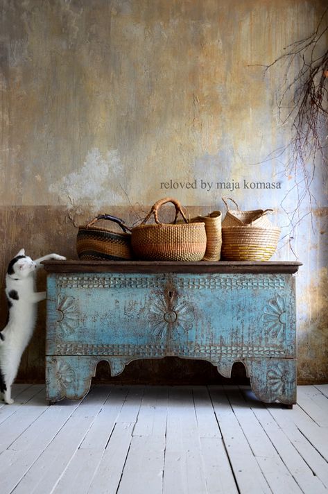 Rustic Painted Furniture, Chippy Painted Furniture, Furniture Painting Techniques, Primitive Furniture, Rustic Storage, Boho Deco, Distressed Furniture, Painting Furniture Diy, Creative Furniture