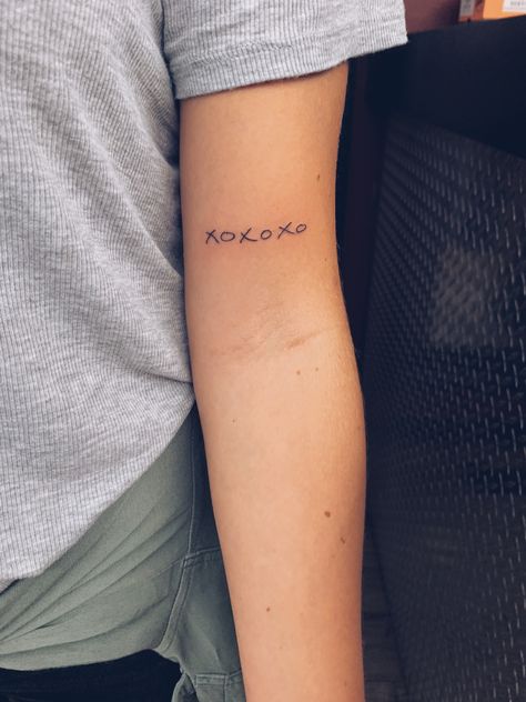 Simple Tattoos Memorial, Grandmothers Handwriting Tattoo, Grandmas Handwriting Tattoos, Grandparents Writing Tattoo, Xoxoxo Tattoo, Handwriting Tattoo Grandma, Tattoos For Your Grandma, Grandma Tattoo In Memory Of, Love Grandma Tattoo