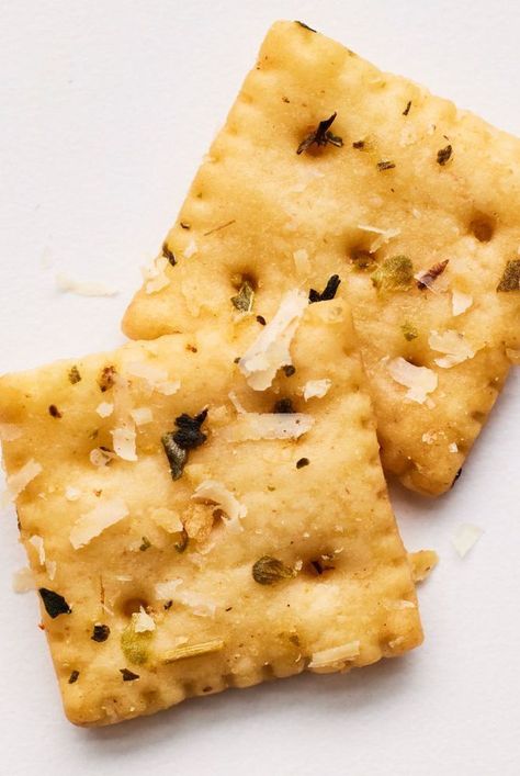 Cracker Snacks Saltine, Recipes Using Saltines, Club Cracker Recipes Snacks, Seasoned Soup Crackers, Spiced Saltine Crackers, Seasoned Saltines Recipe, Parmesan Crackers Recipes, Mini Saltines Recipes, Garlic Parmesan Crackers