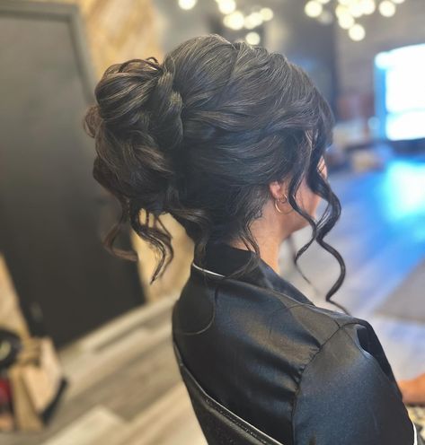 Gimme all the high updos 😍 High Updo Front View, Wedding Hair High Updo, High Up Do, Wedding High Updo, Bun With Curls Hanging Down, Bridal High Updo, Cool Updos, High Updo Wedding, High Updos