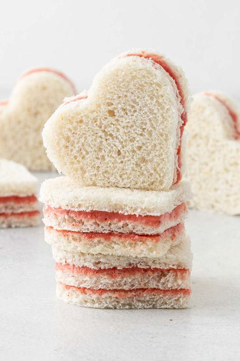 Adorable heart-shaped tea sandwiches that's super easy to make and completely delicious. It's the perfect bite-sized savory for Valentine's Day, bridal showers, and baby showers. Cheese Tea Sandwiches, Fancy Sandwiches, Party Sandwiches Recipes, Beef Tea, Tea Party Sandwiches Recipes, Yea Party, Branston Pickle, Cheese Tea, Toothpick Appetizers