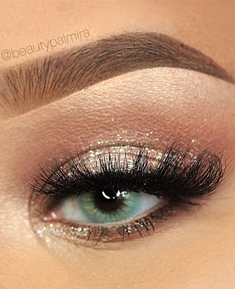 32. Beautiful shimmery gold for green eyes Add a sparkly to your look with eye makeup like this! Here we have shimmery gold and... Eye Make Up For Blue Green Eyes, Eye Makeup Professional, Gold Sparkly Makeup Look, Formal Make Up Green Eyes, Eye Makeup That Goes With Green Dress, Neutral Gold Makeup Looks, Makeup To Match Dark Green Dress, Basic Homecoming Makeup, Homecoming Makeup For Green Eyes