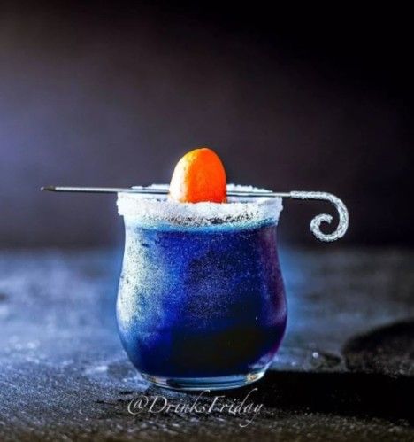 How To Make Indigo Gin Martini Indigo Gin Recipes, Indigo Gin Cocktails, Moonshine Cocktails, Blue Gin, Moonshine Recipe, Hard Drinks, Strawberry Gin, Gin Martini, Blue Martini