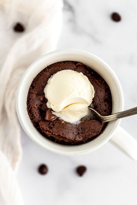 This is the BEST Chocolate Mug Cake it's incredibly easy to make with just a few simple ingredients (no eggs!) and made right in the microwave. You can top this with peanut butter, Nutella, ice cream, or even fruit. Perfect for an easy chocolate dessert! #recipe #cake #mugcake #easy #chocolate #livewellbakeoften Chocolate Chip Mug Cake, Easy Mug Cake, Microwave Cake, Lava Cake Recipes, Chocolate Mug Cake, Desserts Pictures, Mug Cake Microwave, Easy Chocolate Desserts, Chocolate Lava