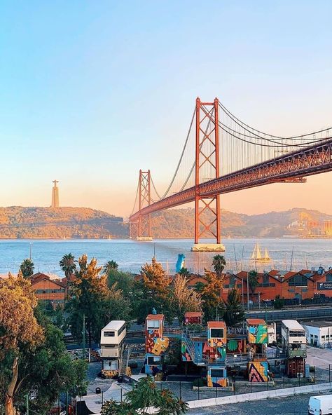 Lisbon Photos, Portuguese Culture, Folk Design, Most Beautiful Cities, Travel Goals, Algarve, Dream Destinations, Places Around The World, Golden Gate Bridge