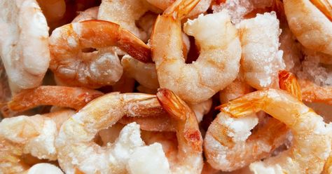 A method for those who plan ahead—and those who don’t. Frozen Cooked Shrimp, Easy Shrimp Scampi, Shrimp Cakes, Garlic Butter Shrimp, Grape Salad, Frozen Seafood, Shrimp Recipes For Dinner, Frozen Shrimp, Easy Shrimp