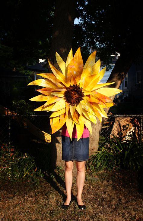 Aunt Peaches' Blog has this excellent tutorial on a giant paper sunflower that we could see hanging on our door in the near future...check... Flat Flowers, Aunt Peaches, Bottle Flowers, Giant Sunflower, Paper Sunflowers, Latex Paint, Giant Paper Flowers, Giant Flowers, House Paint