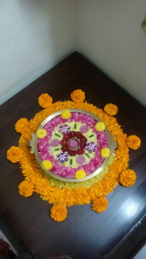 Small table decoration Onam Flower Rangoli, Diwali Flower Decoration, Diwali Rangolis, Kalamkari Tops, Divali Decoration, Rangoli With Flowers, Diwali Inspiration, Rangoli Mandala, Diwali Decor Ideas