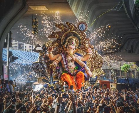 Maharashtrian Culture, Ganesh Chaturthi Photos, Ganpati Murti, God Pic, God Ganesh, Sri Ganesh, Gorillas Art, Levitation Photography, Ganesh Utsav