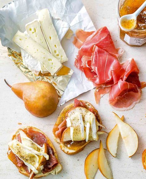 Prosciutto, Pear, and Brie Toasts Recipe | Leite's Culinaria Pear And Prosciutto Appetizers, Pear And Brie, Brie Baked, Making Half A Recipe, Prosciutto Appetizer, Simple Appetizer, Cheese Snack, Snack Easy, Thanksgiving Appetizer Recipes