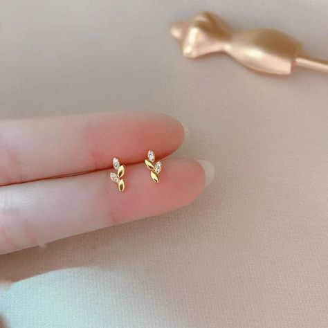 Ear stud ideas for Pakistani ladies Stud Designs Gold Small, Leaf Design Earrings Gold, Cute Simple Earrings Gold, Small Dainty Earrings, Jwellary Design Gold Earrings, Simple Earing Designs, Gold Earrings Simple Designs, Earing Studs Simple Gold, Tiny Stud Earrings Gold