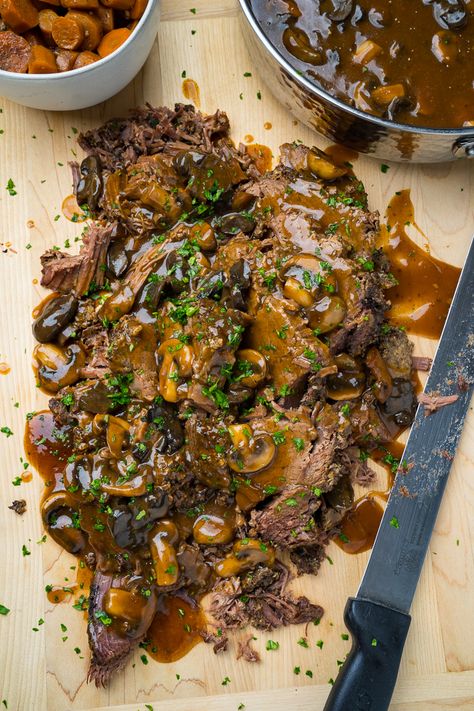 Mushroom Pot Roast, Roast With Mushrooms, Slow Cooker Dinner Recipes, Homemade Comfort Food, Beef Pot Roast, Sunday Dinner Recipes, Soup Easy, Easy One Pot Meals, Slow Cooker Dinner