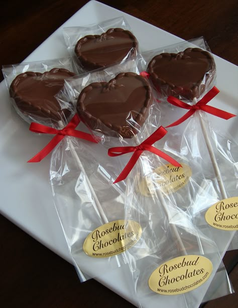 Milk Chocolate Heart Lollipops filled with Caramel... Wedding Favors...Valentine's Day www.rosebudchocolates.com Chocolate Lollipops Ideas, Chocolate Wrapping Ideas, Caramel Wedding, Chocolate San Valentin, Heart Lollipops, Chocolate Bar Design, Food Wedding Favors, Valentines Chocolate, Lollipop Favors