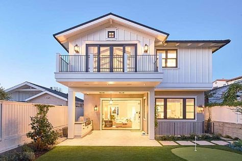 Magnificent modern farmhouse style interiors in Manhattan Beach California Beach House, Homes Exterior, Home Bunch, Modern Farmhouse Exterior, Beach Cottage Style, Farmhouse Exterior, Manhattan Beach, Modern Coastal, Farmhouse Style House