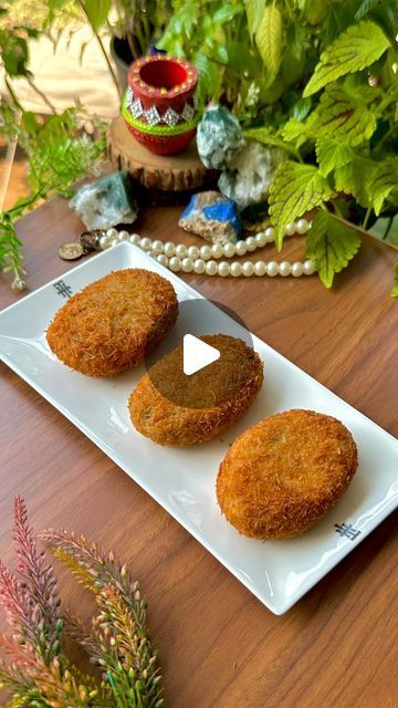 Omkar Pawar on Instagram: "Russian Cutlet 🥔🤤💯 I am confident that you will love the Russian cutlet dish, even though I am not sure why it is named so? It is usually prepared with chicken, but I have prepared a vegetarian version so that everyone can enjoy it.  Trust me, it is incredibly delicious!👅  Recipe ingredients: Boiled potato 200gms Carrot 30gms Beans 30gms Capsicum 30gms Coriander 1sp Mint 1tsp Green chilli 3-4 Ginger Garlic Paste 1tbsp Poha 1tbsp (optional)  Maida 50gms + cornflour 50gms + 1tsp salt +200ml water Vermicelli 300gms Oil 400ml  Refer the video above for detailed Recipe💯 Recipe by Omkar Pawar. . . . . . #russiancutlets #cutlet #vegetarian #starter #cutletrecipe #easyrecipe #vegetablelover #fried #reelitfeelit #reelkarofeelkaro #reelsinstagram #cookingrecipesrepost Catlett Recipe, Russian Cutlets Recipe, Poha Cutlet Recipe, Russian Cutlet, Ginger Garlic Paste, Cutlets Recipes, I Am Confident, Best Starters, Boiled Potatoes