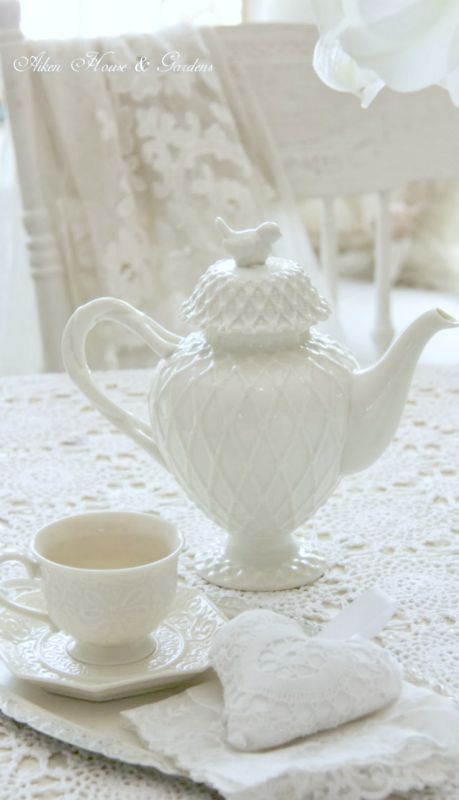 White Cottage House Gardens, Keramik Design, White Cottage, Teapots And Cups, Tea Art, My Cup Of Tea, Rose Cottage, Chocolate Pots, Shades Of White