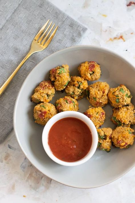 Easy Quinoa Pizza Bites (Toddler Quinoa Bites) Kid Friendly Gluten Free Meals, Quinoa Recipes For Kids, Gluten Free Pizza Bites, Quinoa Pizza Bites, Fun Pizza Recipes, Quinoa Snacks, Mini Pizza Bites, Veggie Quinoa, Quinoa Recipes Easy