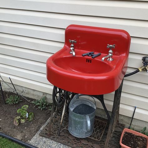 Handwashing Station, Cast Iron Sink, Garden Sink, Old Sink, Underground Sprinkler, Grow Garden, Hand Washing Station, Old Sewing Machines, Porcelain Sink