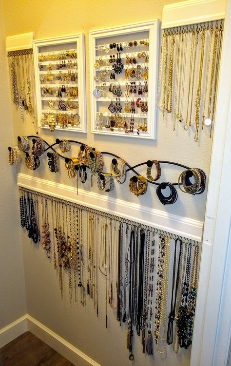 Jewelry Wall Organizer Diy, Eyeglasses Organizer Diy, Jewelry Organizer For Closet, Diy Wall Jewelry Display, Jewelry Wall In Closet, Jewelry Organizer Wall Closet Ideas, Wall Storage For Jewelry, Earring Organizer Wall, Jewelry Display In Closet