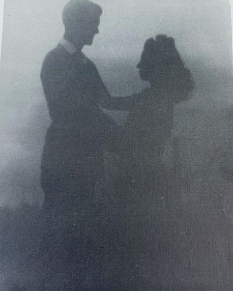 Class of ‘44. 40s love. Oldies. 1940s Couple Aesthetic, 1940s Wartime Aesthetic, Old Photography Vintage, Hollywood 60s Aesthetic, Dark 1920s Aesthetic, Old Pictures Aesthetic, Vintage 40s Aesthetic, 40's Aesthetic, Tatum Core