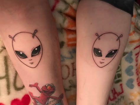 Girly Alien Tattoo, Cartoon Alien Tattoo, Arte Alien Tattoo, Alien Minimalist Tattoo, Green Alien Tattoo, Alien Face Tattoo, Alien Flash Tattoo, Matching Alien Tattoos, Ufo Tattoo Simple