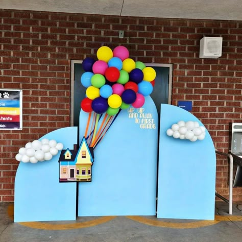 Up Disney Backdrop, Up Themed Party Decor, Kinder Graduation Theme, Kindergarten Graduation Table Ideas, Kindergarten Graduation Party Decor, Graduation Kindergarten Decoration, Up The Movie Decorations, Kindergarten Graduation Backdrop Ideas, Kindergarten Graduation Photo Backdrop