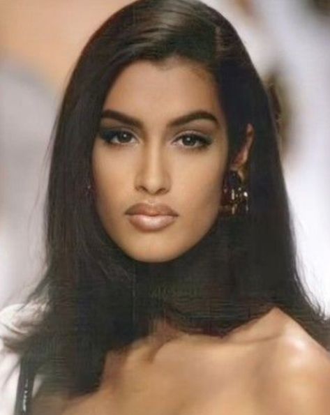 90s Brown Eyeshadow, 90s Super Model Makeup, Yasmeen Ghauri Face, 90s Model Make Up, Yasmeen Ghauri Makeup, 90s Runway Makeup, 90s Natural Makeup, 2000s Actresses, 1990s Makeup Looks