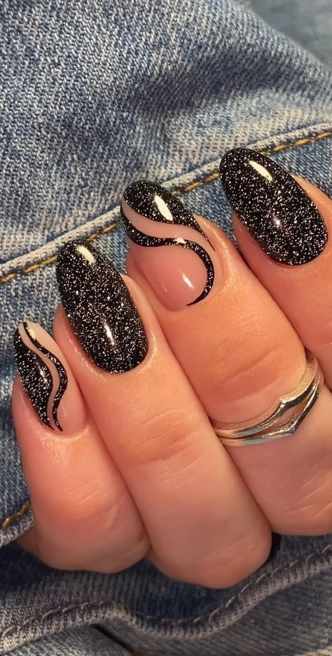 Black And White Nail, Unghie Sfumate, Cute Gel Nails, White Nail, Short Acrylic Nails Designs, Silver Nails, Classy Nails, Funky Nails, Fancy Nails