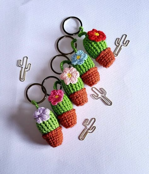 Cactus Crochet Keychain, Crochet Flowers Keychain, Crochet Charm Bag, Crochet Bag Charm Free Pattern, Crochet Cactus Keychain, Cute Crochet Keychains, Crochet Keyring Free Pattern, Crochet Keyrings, Keyring Crochet