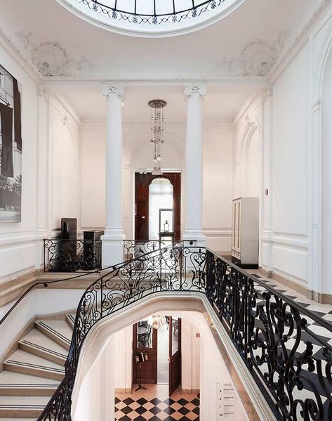 10 Hidden (and Not-So-Hidden) Gems on the Upper East Side - PureWow Upper East Side House, Public Stairs, New York Townhouse, New York Penthouse, Townhouse Interior, Beautiful Rooms, Cozy Cafe, New York Apartment, Upper East Side