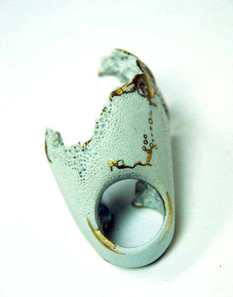 RE-COVER RING Daniella Saraya Contemporary jewelry Contemporary Jewellery Necklace, Sea Inspired Jewelry, Contemporary Jewellery Designers, Hollow Ring, Jewelry Ocean, Finger Jewelry, Contemporary Jewelry Design, Art Ring, Unusual Rings