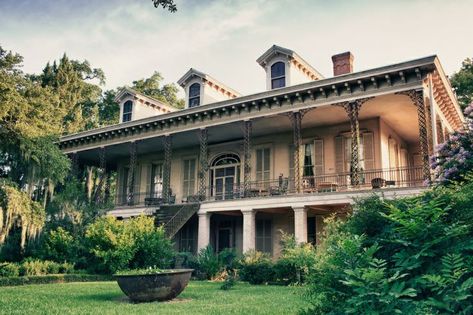 Lakeside Planatation. Batchelor, LA. 1860s.  (Colonial Houses\French Colonial style\Center Hall Cottage variant) Creole Culture, Abandoned Plantations, Antebellum Architecture, Louisiana Woman, Landscape Details, Louisiana Creole, Louisiana Plantations, Louisiana History, Southern Mansions