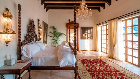 Hacienda Style Bedroom, Hacienda Bedroom, Spanish Bedroom, Hacienda Style Homes, Mexico House, Stunning Hotels, Mexico Hotels, Mexican Home, Classic Artwork