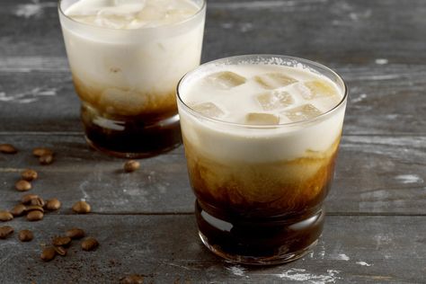 This Is How to Make Your Own Kahlua Homemade Kaluah, Kaluha Recipes, Homemade Food Gift Ideas, Homemade Kahlua, Kahlua Recipes, Food Gift Ideas, Gifts For Foodies, Adult Beverages Recipes, Homemade Alcohol