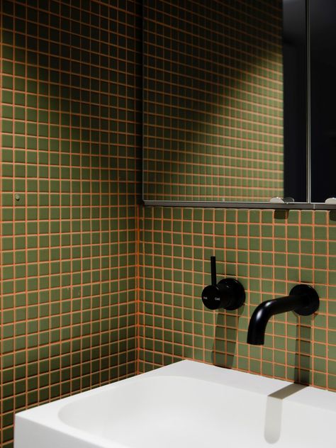 Whether you prefer emerald green or lime green, this post will help you to know what colors go good with green in a bathroom. Colored Grout Bathroom, Mid Century Modern Tile Bathroom, Mid Century Toilet, Studio Prineas, Modern Retro Interior, Color Grout, Bathroom Mid Century, Colored Grout, Custom Window Seat