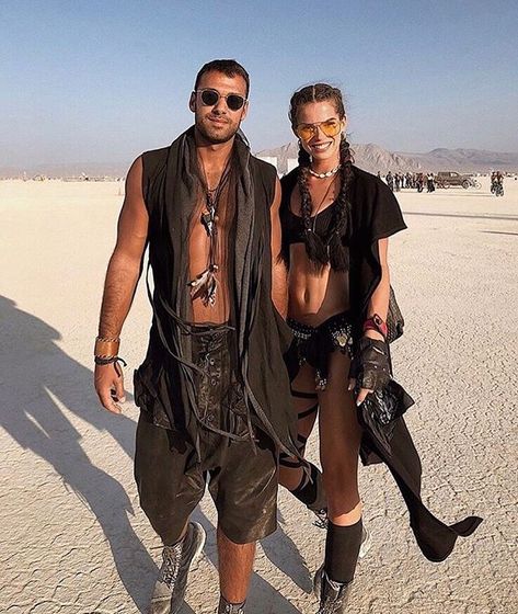 Burning man couple costume Burning Man Couple, Estilo Burning Man, Electro Festival Outfit, Mode Coachella, Look Da Festival, Africa Burn, Burning Man Girls, Burning Men, Festival Outfits Men