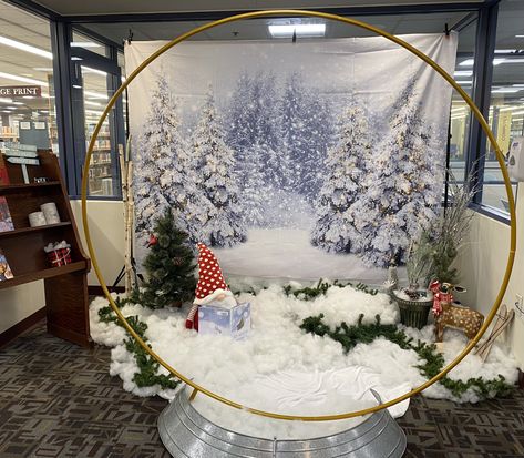 Snow Globe Picture Backdrop, Snow Globe Backdrop Diy, Life Size Snow Globe Diy, Snow Globe Window Display, Diy Snowglobe Photo Booth, Christmas Theme Trunk Or Treat, Snow Globe Photo Booth Diy, Snow Globe Photoshoot, Snowglobe Photo Booth