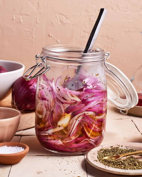 Quick Marinated Red Onions Marinated Onions Vinegar, Pickling Red Onions, Marinade Onions, Marinated Red Onion, Marinated Red Onions, Marinated Onions, Marinated Red Onions Recipe, Marinated Onions Recipe, Granola Dessert