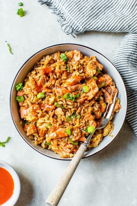 This quick Salmon Fried Rice for one is made with with frozen brown rice and riced cauliflower for a quick meal you can whip up for lunch or dinner. #healthyrecipe #salmon #salmonrecipes #healthysalmonrecipes #dinnerrecipes #healthyrecipes #weightwatcherrecipes #lowcalorierecipes #glutenfreerecipes #friedrice Skinnytaste Recipes Salmon, Fried Rice And Salmon, Rice Salmon Recipes, Unique Salmon Recipes, Salmon Fried Rice Recipes, Rice And Fish Recipes, Skinnytaste Salmon, Fish And Rice Recipes, Salmon Dinner Ideas Meals