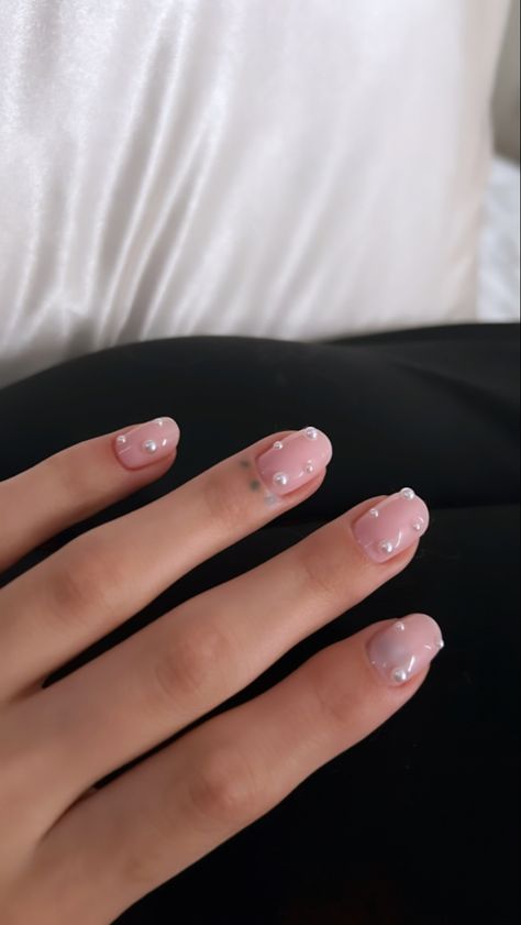 Short Soft Gel Nails, Kylie Jenner Short Nails, Short Square Nails With Gems, Pearl Short Nails, Pink And White Nails Gel, Short Nails With Pearls, Pearl Nails Short, Pearl Gem Nails, Short Pearl Nails