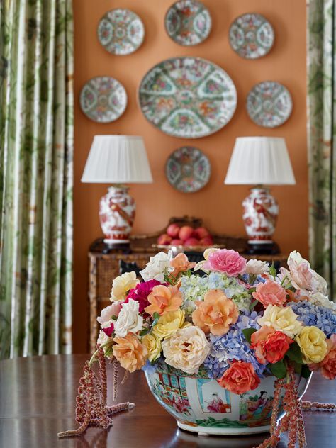 James Farmer Revives a Historic Alabama Home - The Glam Pad James Farmer Interiors, Plates On The Wall, James Farmer, Hydrangea Wallpaper, Picture Displays, Southern Interior, Decorate Home, Antebellum Homes, Rose Medallion