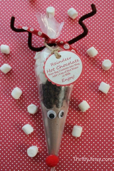 Reindeer themed Hot Chocolate Mix Diy Kids Christmas Presents, Reindeer Cones, Chocolate Reindeer, Reindeer Hot Chocolate, Diy Christmas Gift Ideas, Christmas Food Gifts, Easy Christmas Gifts, Christmas Mason Jars, Teacher Christmas Gifts