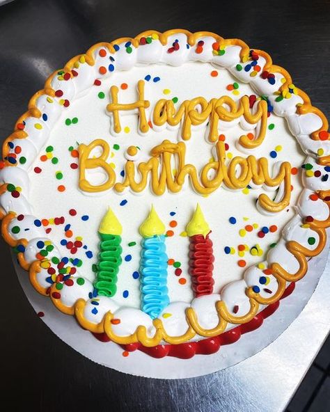 Dairy Queen Cake Ideas, Dairy Queen Cake Designs, Dairy Queen Ice Cream Cake Designs, Dq Cake, Dairy Queen Cake, Dq Cakes, Dairy Queen Ice Cream Cake, Round Birthday Cakes, Cream Cakes