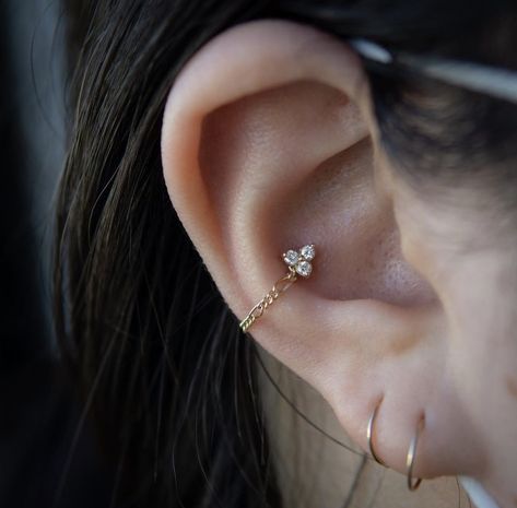 Piercing Styling, Ear Piercings Conch, Gold Figaro Chain, Conch Jewelry, Cool Ear Piercings, Chain Diamond, Conch Earring, Conch Piercing, Figaro Chains