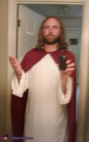 Diy Jesus Costume, Bible Halloween Costumes, Rare Costume Ideas, Jesus Halloween Costume, Rare Halloween Costumes, Easy Halloween Costumes Scary, Christian Costumes, Halloween Costumes Easy Last Minute, Priest Halloween Costume