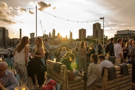 London Rooftops, Rooftop Cinema, Live Music Bar, Bars In London, Rooftop Party, Yoga Kurse, Best Rooftop Bars, Rooftop Bars, London Bars